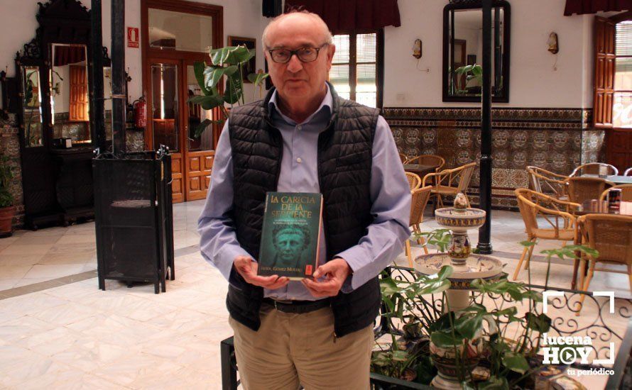  Javier Gómez Molero, con un ejemplar de su nuevo libro en el patio del Círculo Lucentino. 