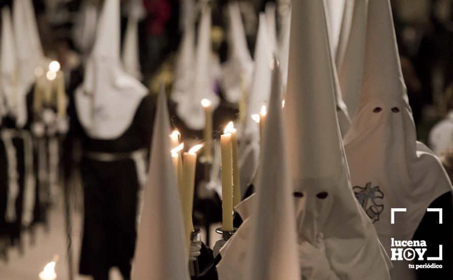 Galería: El Vía Crucis del Silencio cierra el Viernes de Dolores y abre las puertas de la Semana Santa en Lucena