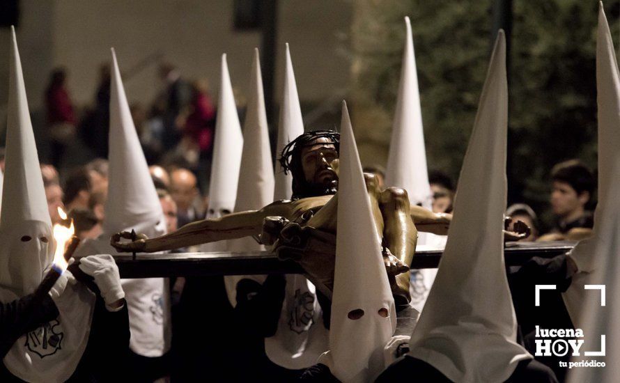 Galería: El Vía Crucis del Silencio cierra el Viernes de Dolores y abre las puertas de la Semana Santa en Lucena