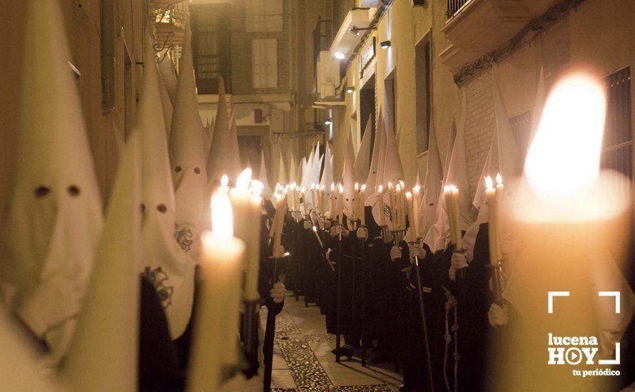 Galería: El Vía Crucis del Silencio cierra el Viernes de Dolores y abre las puertas de la Semana Santa en Lucena