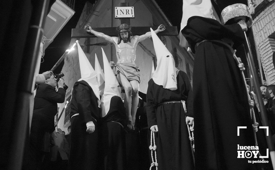 Galería: El Vía Crucis del Silencio cierra el Viernes de Dolores y abre las puertas de la Semana Santa en Lucena