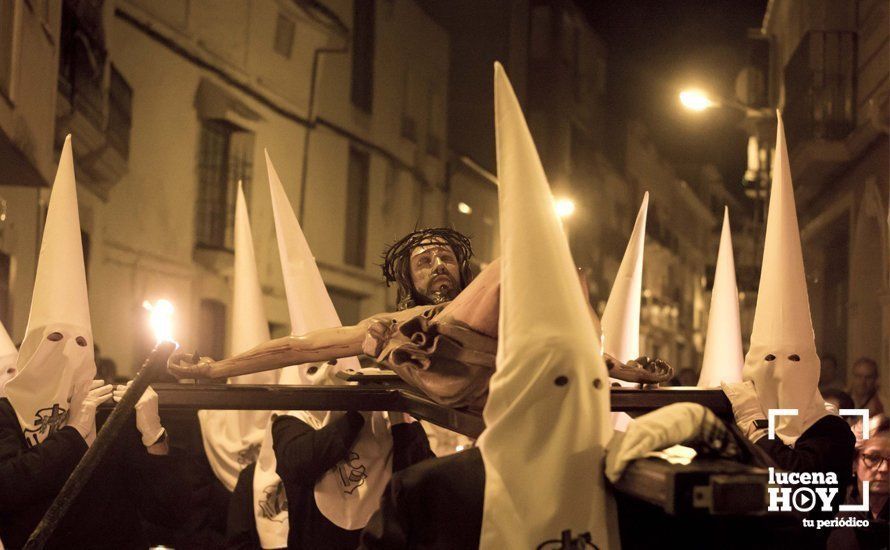 Galería: El Vía Crucis del Silencio cierra el Viernes de Dolores y abre las puertas de la Semana Santa en Lucena