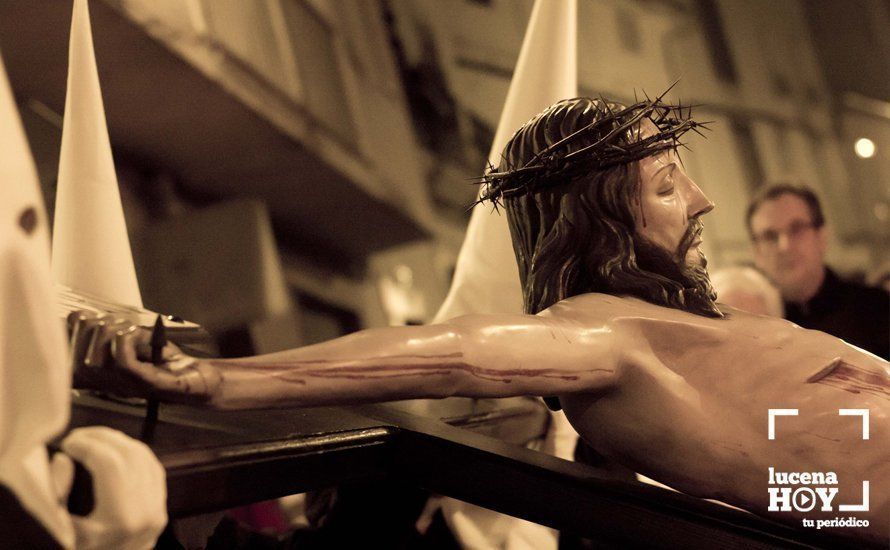 Galería: El Vía Crucis del Silencio cierra el Viernes de Dolores y abre las puertas de la Semana Santa en Lucena