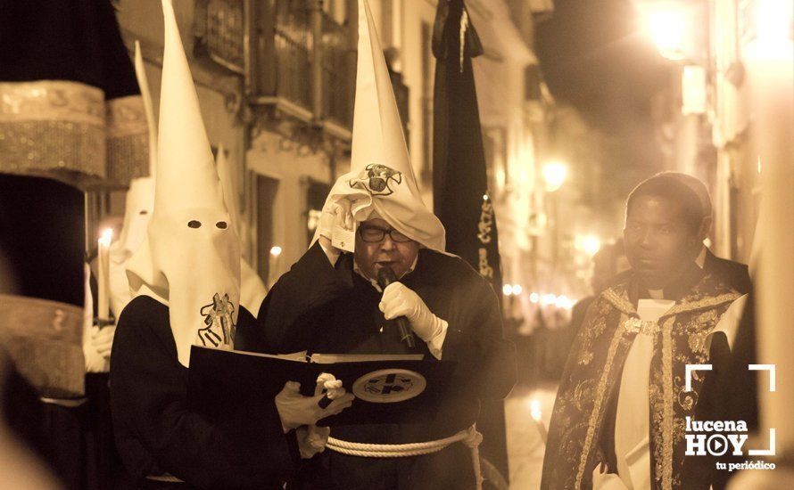 Galería: El Vía Crucis del Silencio cierra el Viernes de Dolores y abre las puertas de la Semana Santa en Lucena