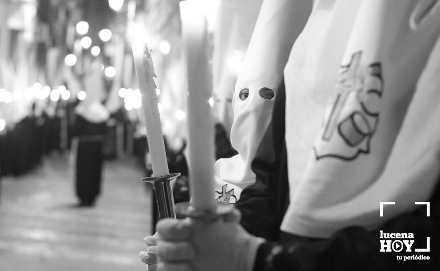 Galería: El Vía Crucis del Silencio cierra el Viernes de Dolores y abre las puertas de la Semana Santa en Lucena