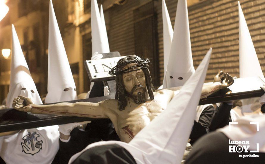 Galería: El Vía Crucis del Silencio cierra el Viernes de Dolores y abre las puertas de la Semana Santa en Lucena