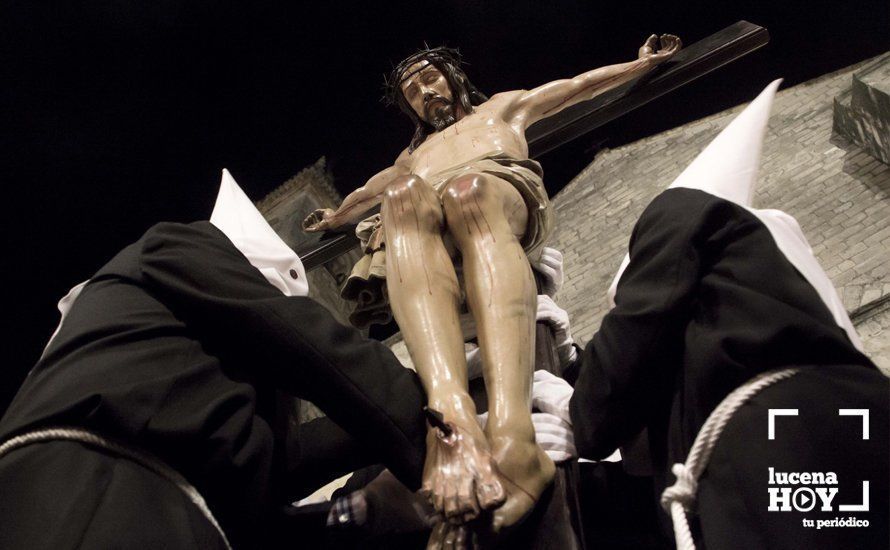 Galería: El Vía Crucis del Silencio cierra el Viernes de Dolores y abre las puertas de la Semana Santa en Lucena