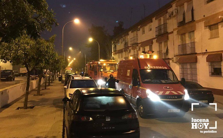  Vehículos de bomberos en la avenida Blas Infante, esta madrugada. (Cedida por un lector) 