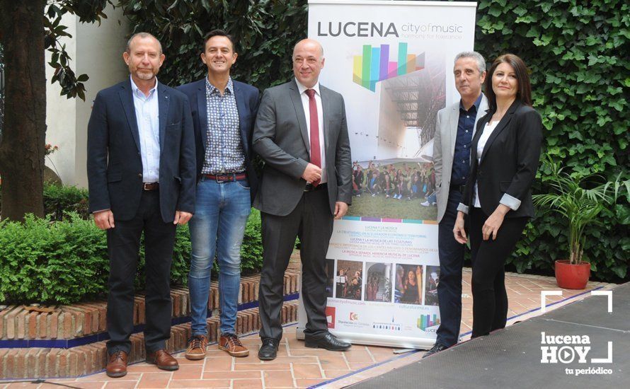  El presidente de la Diputación, Antonio Ruiz, junto al alcalde, Juan Pérez, durante la presentación de este programa de colaboración 