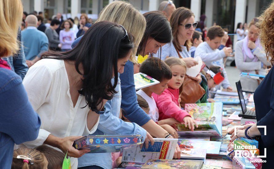 GALERÍA: Cientos de niños participaron en la Tarde de libros en la Plaza Nueva