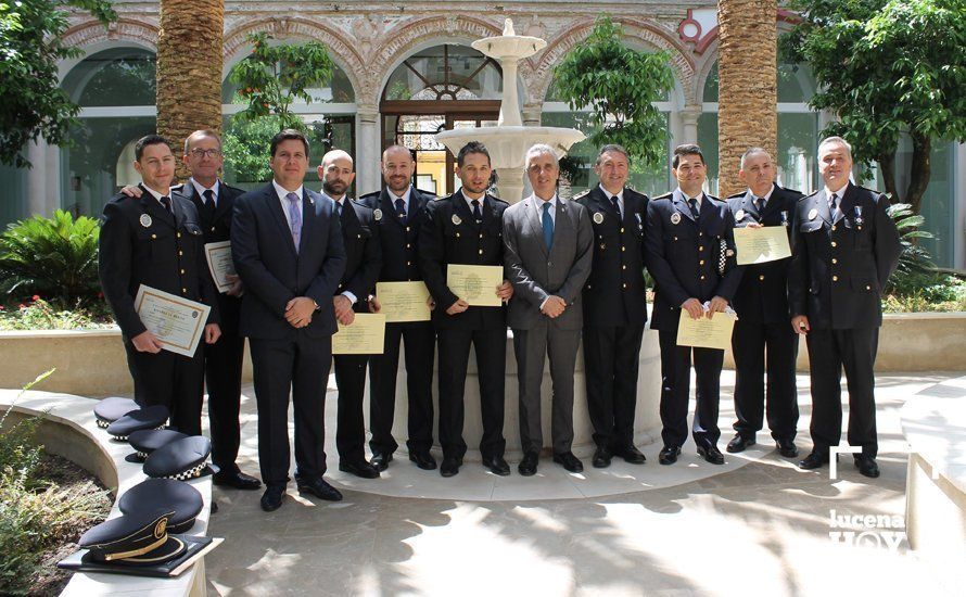  Agentes galardonados junto al alcalde y el edil de Seguridad Ciudadana 