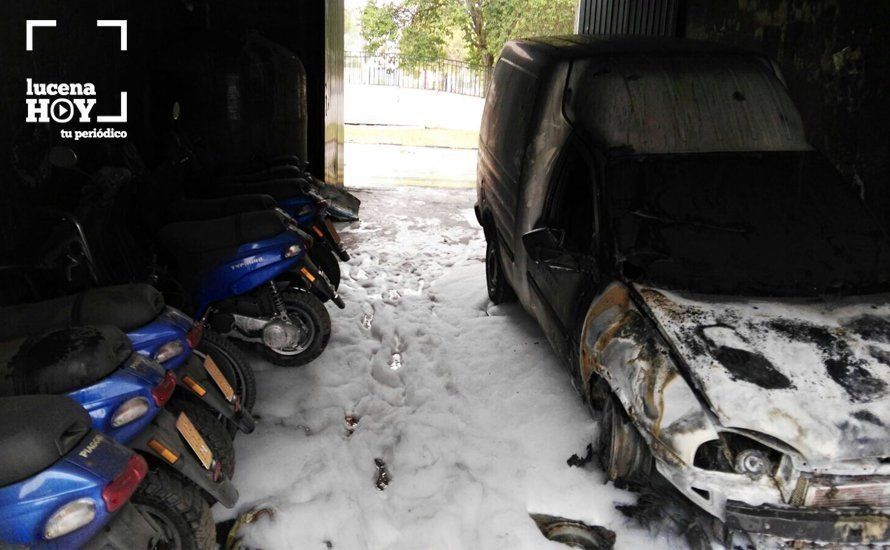  Estado en el que ha quedado el vehículo del Parque Infantil de Tráfico. A la derecha algunas de las motocicletas 