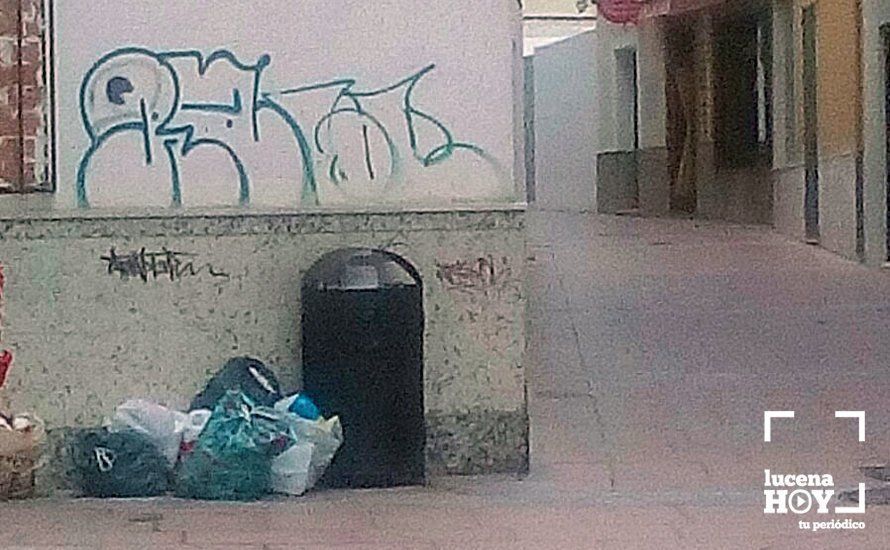  Bolsas de basura acumuladas junto a una papelera en la esquina de la calle Corralás (Foto enviada por un vecino) 