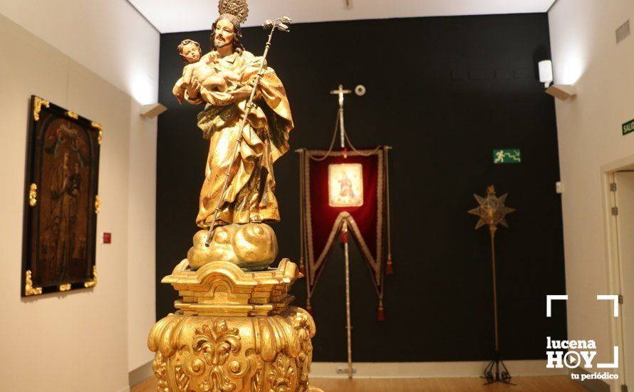 GALERÍA: Una muestra recoge el rico patrimonio de la cofradía de la Aurora en el Palacio de los Condes de Santa Ana