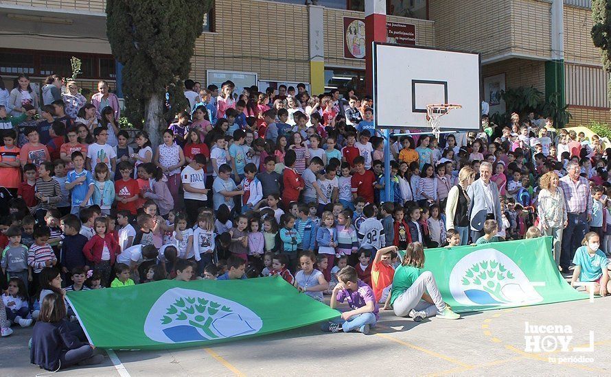  Los alumnos del centro, junto a profesores y autoridades locales y las tres Banderas Verdes del programa Ecoescuelas 