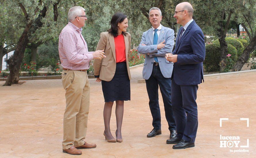  Un momento de la visita a los jardines de la calle 'Las Margaritas' 