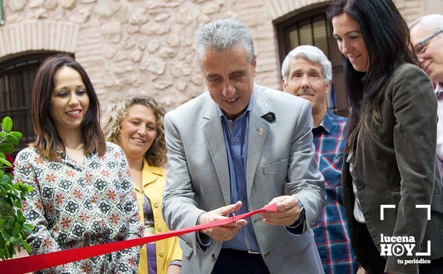  Juan Pérez, alcalde de Lucena, junto a Josefina y Alicia Baena, responsables de 'Cuatro Estaciones' 