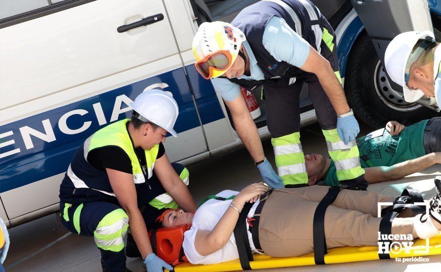  Evacuación de uno de los heridos en el simulacro celebrado en el IES Juan de Aréjula 