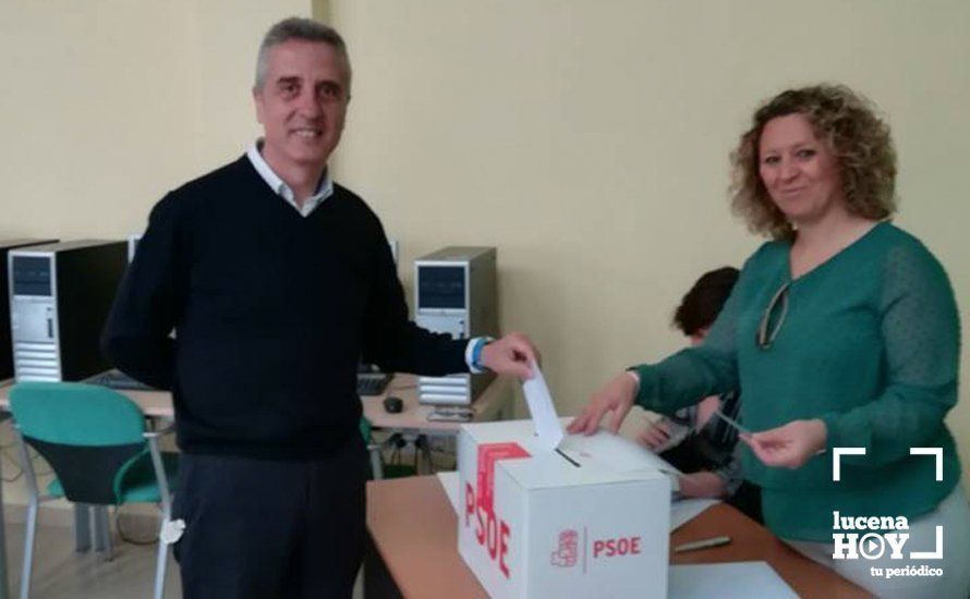  Juan Pérez ejerce su derecho al voto en la mesa electoral ubicada en la Casa del Pueblo. Foto: PSOE Lucena 