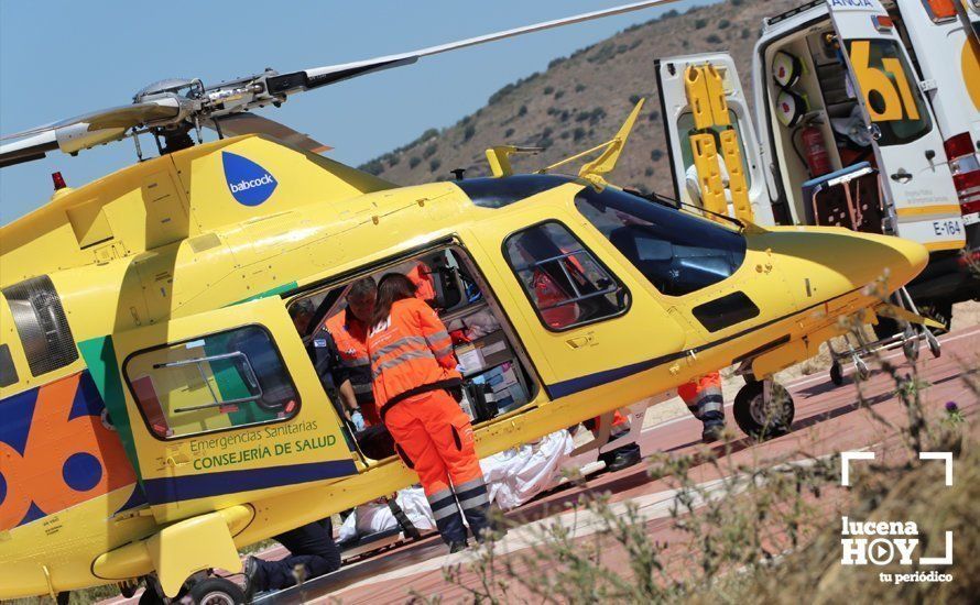 Un helicóptero sanitario del 061 durante una evacuación en Lucena (Archivo)