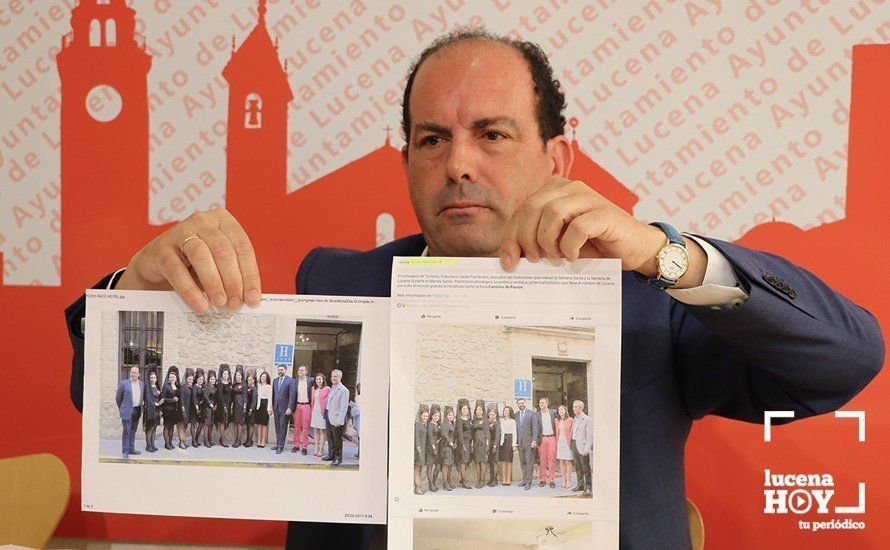  Paco Huertas muestra la foto distribuida por el Gabinete de Prensa, en la que fue eliminado de grupo que recibió al Consejero de Turismo 
