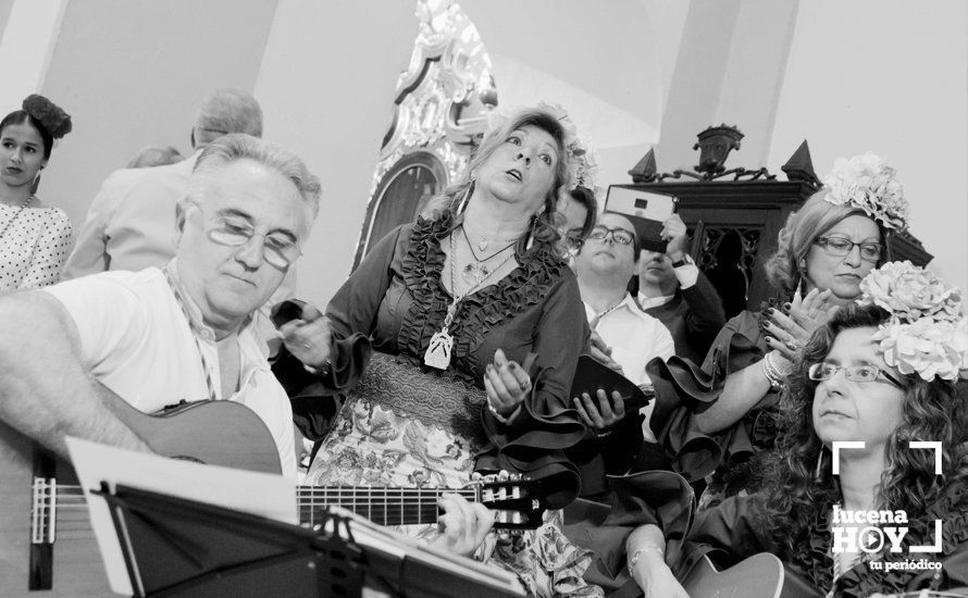 GALERÍA: La Hermandad del Rocío de Lucena parte hacia tierras almonteñas al ritmo de sevillanas a flauta y tamboril