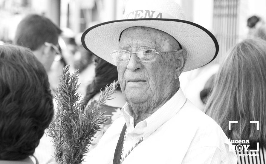 GALERÍA: La Hermandad del Rocío de Lucena parte hacia tierras almonteñas al ritmo de sevillanas a flauta y tamboril