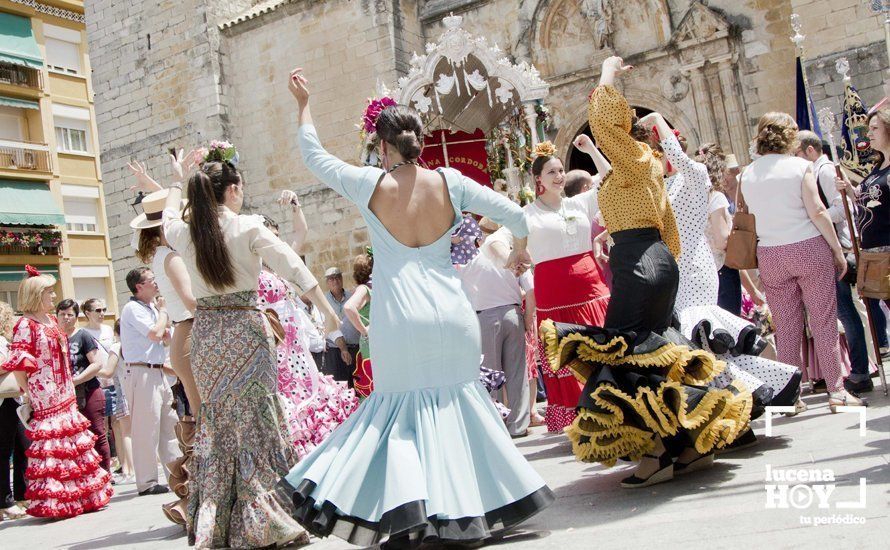 GALERÍA: La Hermandad del Rocío de Lucena parte hacia tierras almonteñas al ritmo de sevillanas a flauta y tamboril