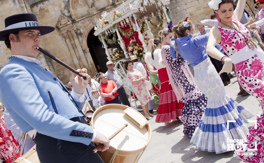 GALERÍA: La Hermandad del Rocío de Lucena parte hacia tierras almonteñas al ritmo de sevillanas a flauta y tamboril