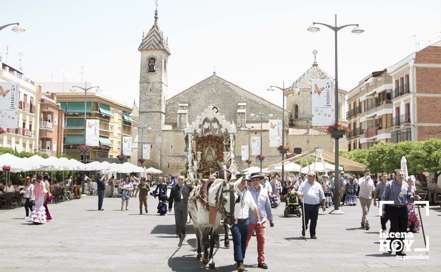 GALERÍA: La Hermandad del Rocío de Lucena parte hacia tierras almonteñas al ritmo de sevillanas a flauta y tamboril