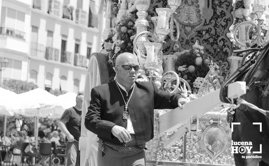 GALERÍA: La Hermandad del Rocío de Lucena parte hacia tierras almonteñas al ritmo de sevillanas a flauta y tamboril