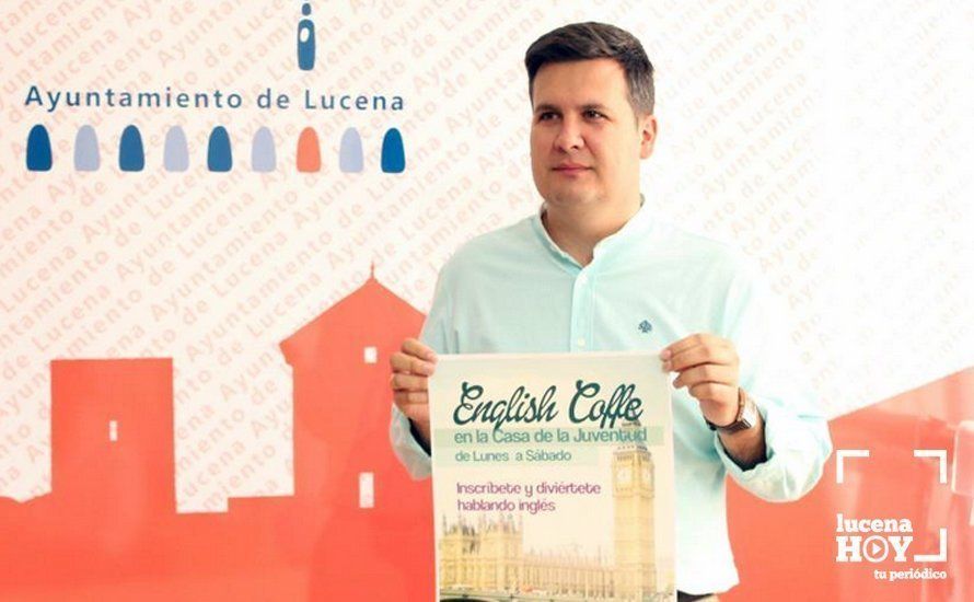  Fran Adame muestra el cartel de esta actividad 