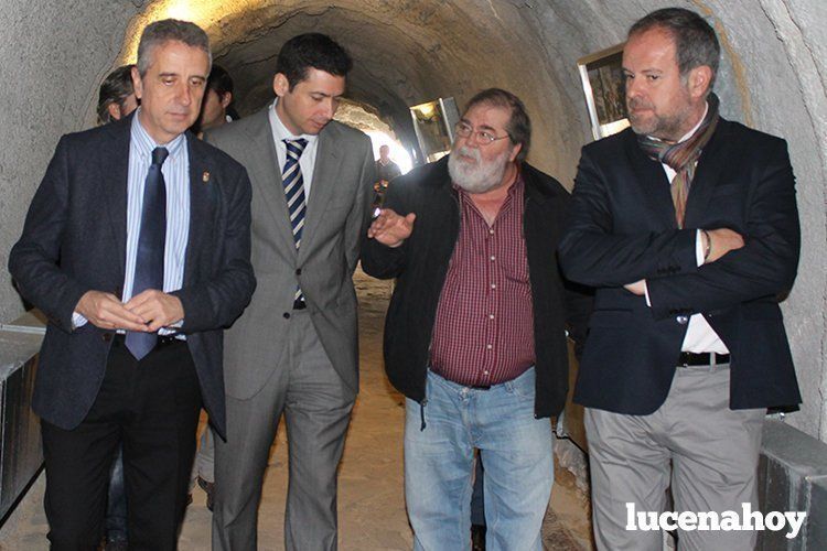  El Secretario General de Ordenación del Territorio, Rafael Márquez, Juan Pérez y Francisco Algar atienden las explicaciones del director de la excavación, Cecilio Barroso durante la visita del primero en marzo de 2016 para anunciar esta inversió 