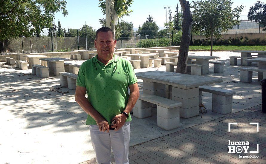  El edil de Ciudadanos, Juan Antonio Rodríguez, junto a la zona de merenderos de las piscinas de verano 