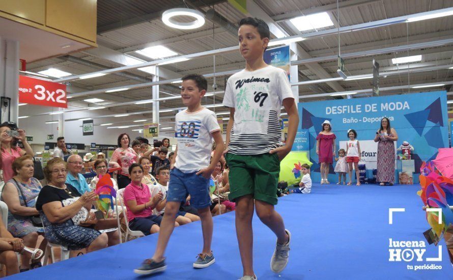 GALERÍA: Carrefour Lucena presenta su colección para la temporada estival en un simpático desfile de modelos