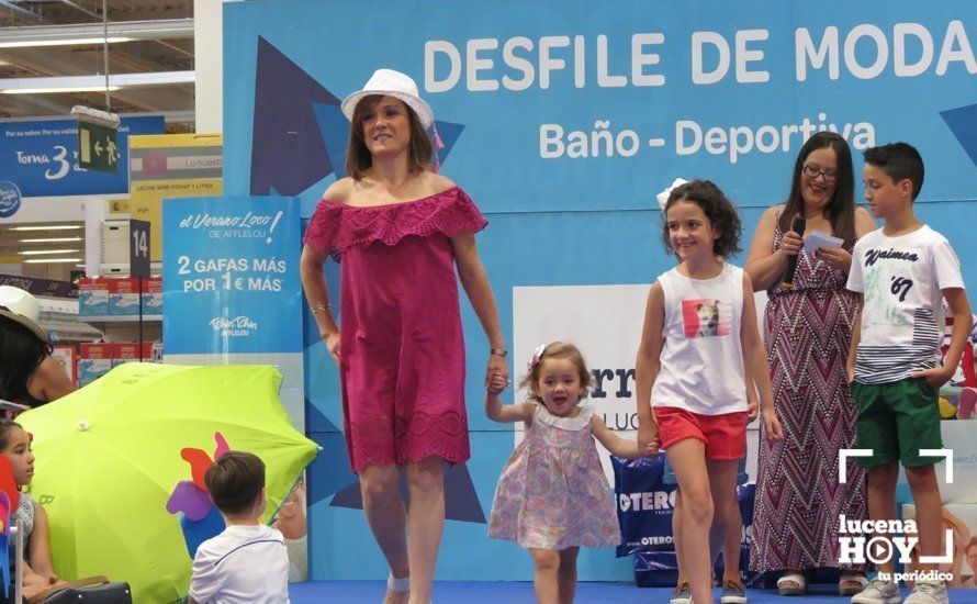 GALERÍA: Carrefour Lucena presenta su colección para la temporada estival en un simpático desfile de modelos