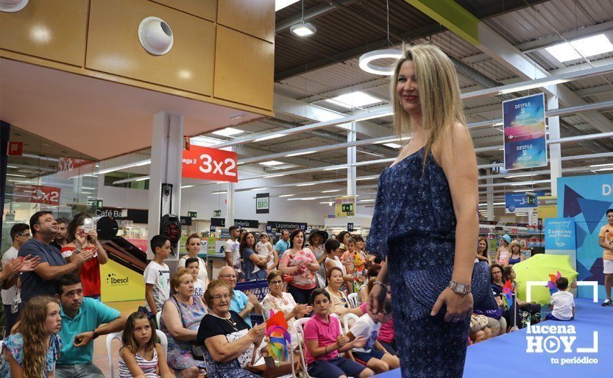 GALERÍA: Carrefour Lucena presenta su colección para la temporada estival en un simpático desfile de modelos