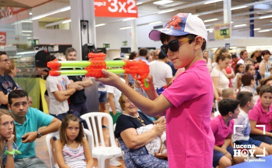 GALERÍA: Carrefour Lucena presenta su colección para la temporada estival en un simpático desfile de modelos