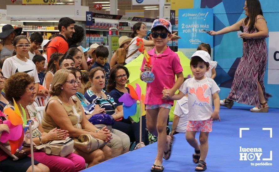 GALERÍA: Carrefour Lucena presenta su colección para la temporada estival en un simpático desfile de modelos