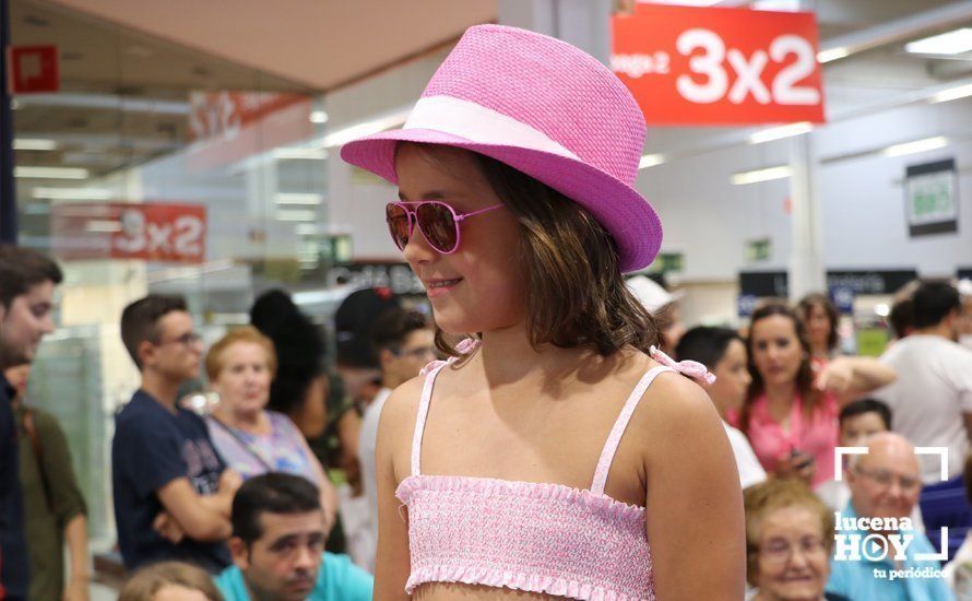 GALERÍA: Carrefour Lucena presenta su colección para la temporada estival en un simpático desfile de modelos
