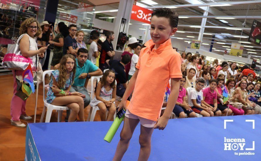 GALERÍA: Carrefour Lucena presenta su colección para la temporada estival en un simpático desfile de modelos