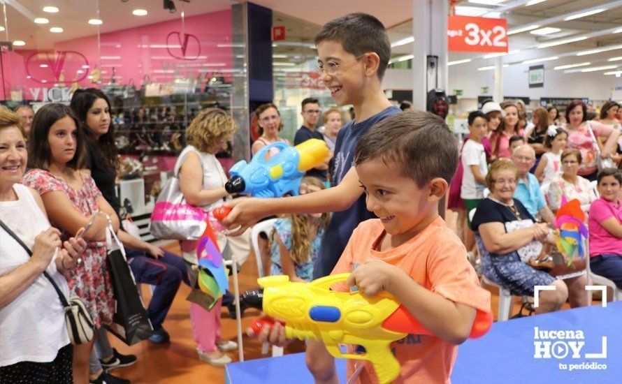 GALERÍA: Carrefour Lucena presenta su colección para la temporada estival en un simpático desfile de modelos