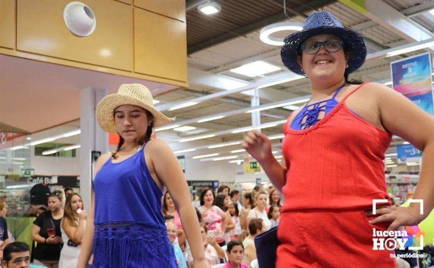 GALERÍA: Carrefour Lucena presenta su colección para la temporada estival en un simpático desfile de modelos