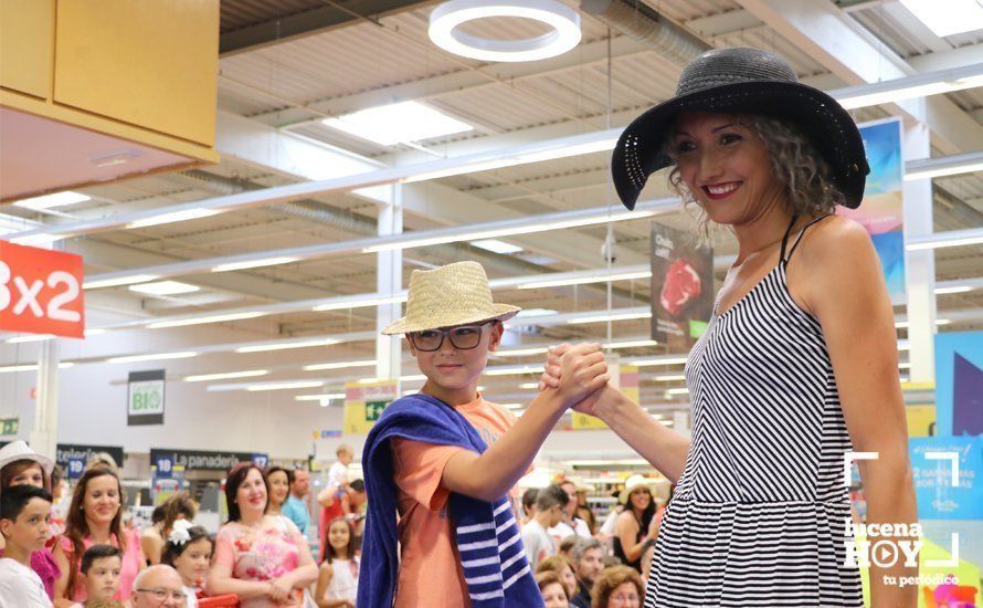 GALERÍA: Carrefour Lucena presenta su colección para la temporada estival en un simpático desfile de modelos