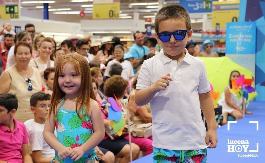 GALERÍA: Carrefour Lucena presenta su colección para la temporada estival en un simpático desfile de modelos