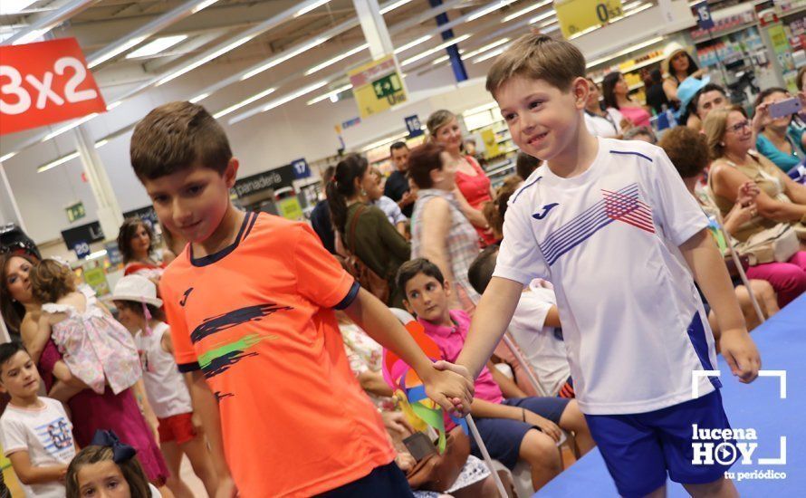 GALERÍA: Carrefour Lucena presenta su colección para la temporada estival en un simpático desfile de modelos