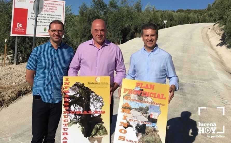  El delegado de Agricultura y Caminos Rurales en la institución provincial, Francisco Ángel Sánchez, hace entrega del camino al alcalde de la localidad, Antonio Ruiz 