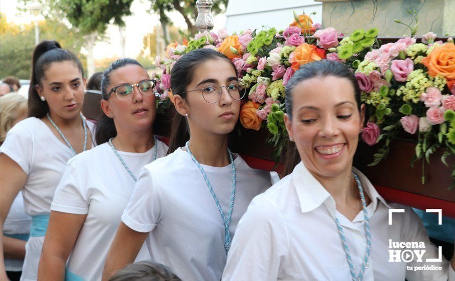 GALERÍA: Santa Marta recorre las calles del barrio del Valle portada por un grupo de devotas