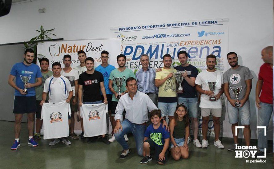  Juan Pérez y Manuel Lara junto a los ganadores de la Liga Naturdent 2017. 