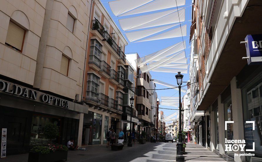 La ampliación de las zonas de sombra en el centro comercial abierto son uno de los aspectos que contempla el programa “Lucena, ciudad comercial inteligente y sostenible”